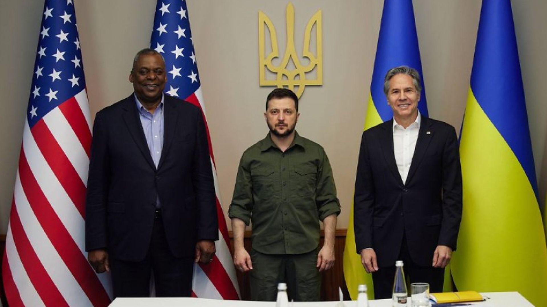 Defense  Secretary Lloyd Austin (L), Ukrainian President Volodymyr Zelensky and and Secretary of State Antony Blinken during their meeting in Kyiv, Ukraine, on Sunday.