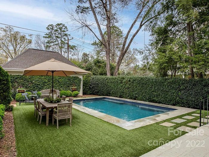 686 Llewellyn Pl pool