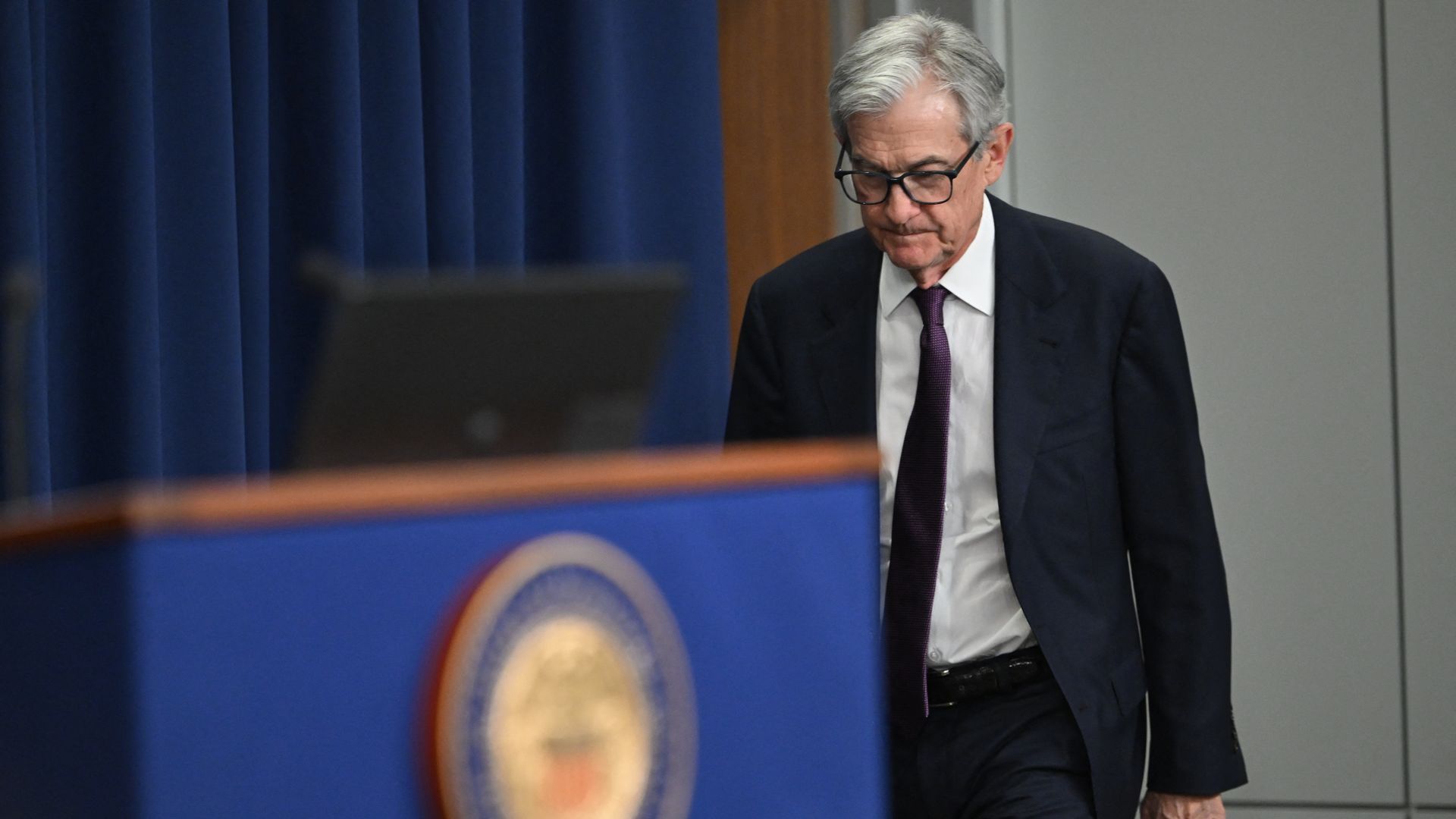 Fed chair Jerome Powell walking to the podium