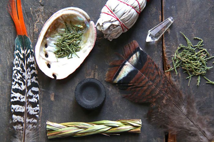 woman-shops-world-smudge-kit