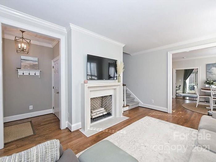 2315 Selwyn Ave Unit C living room