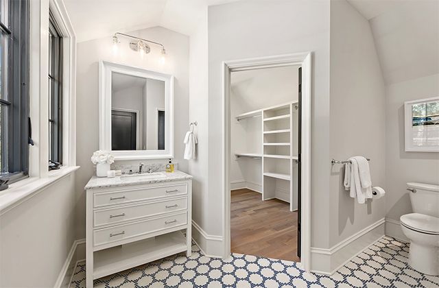 4028 Churchill Road bath