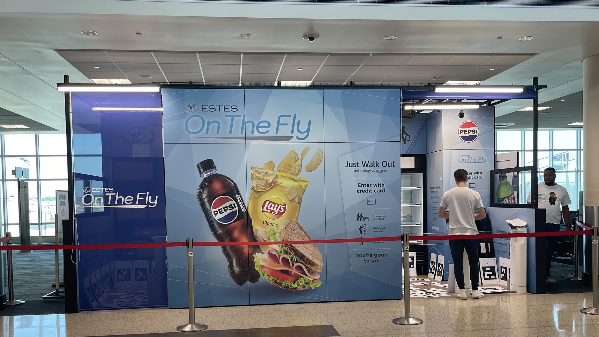 A sign in the airport that says estes on the fly