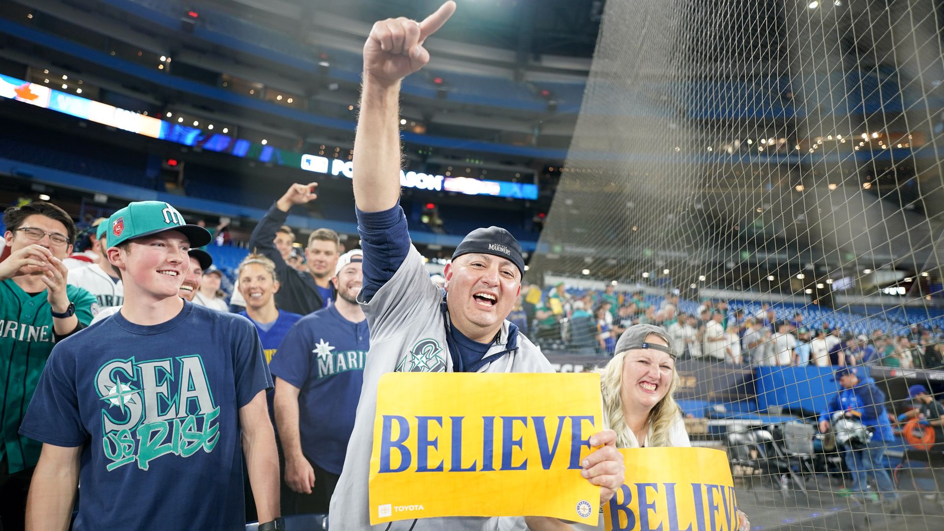 mariners fans holding signs cheering