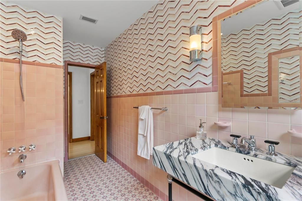 716 14th Ave NE bath
