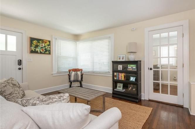 443 Lorna St living room