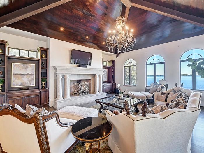 16125 Jetton Rd. living rom