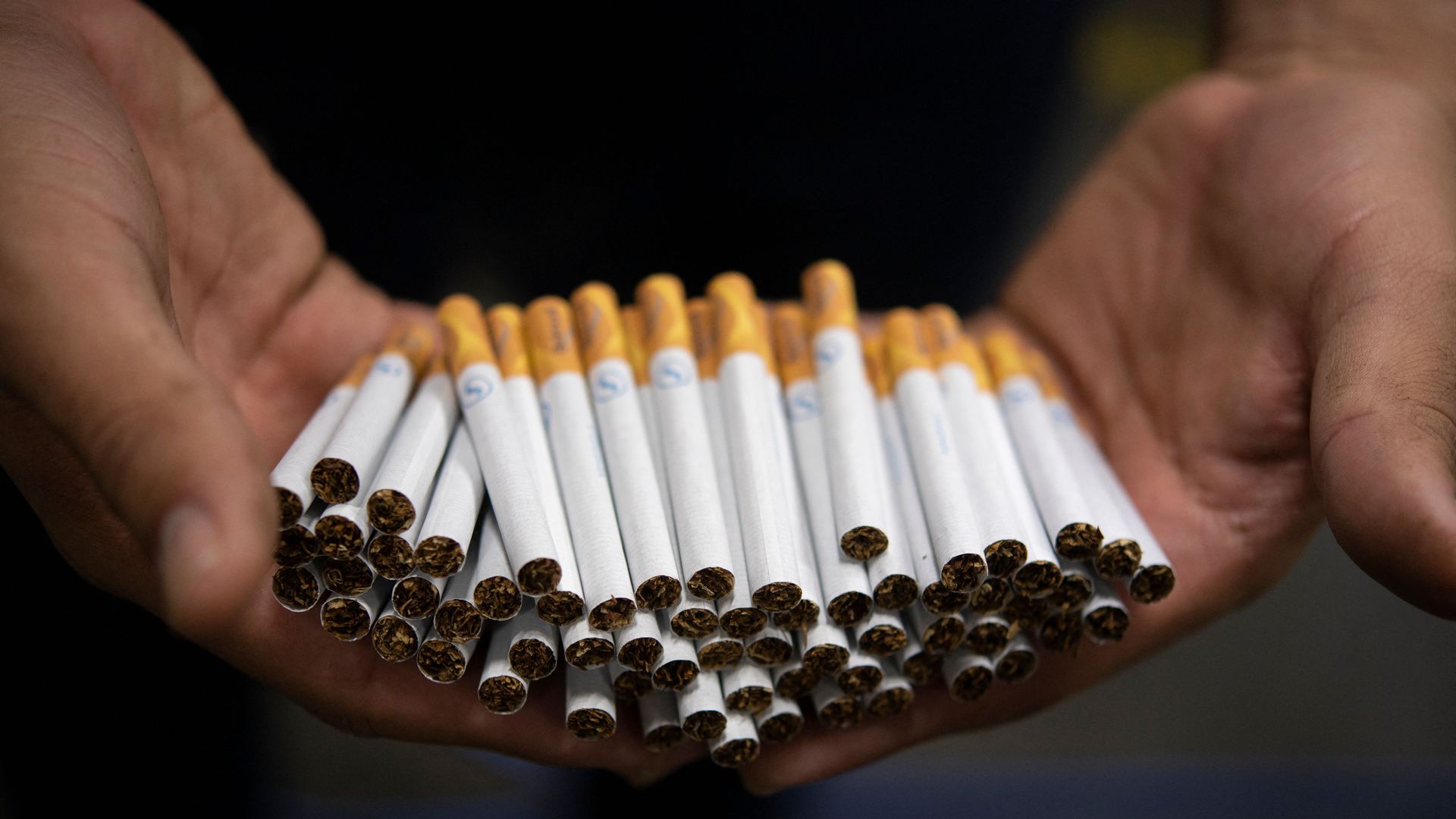 Hands colding a lot of cigarettes