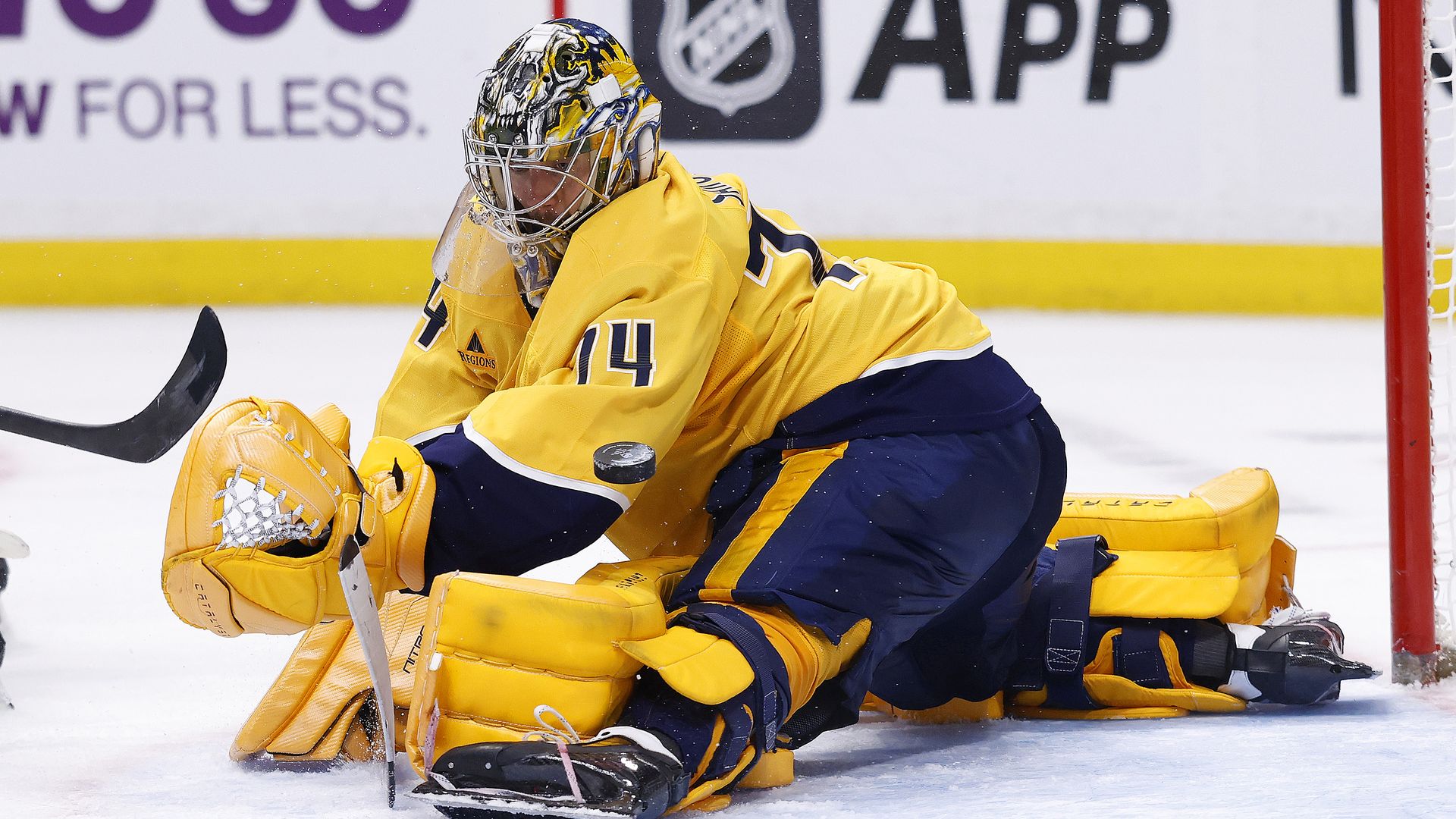 Predators goalie Juuse Saros in action.