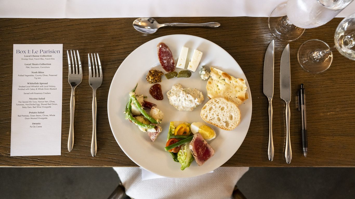 Diner en Blanc features local food. - Axios Chicago