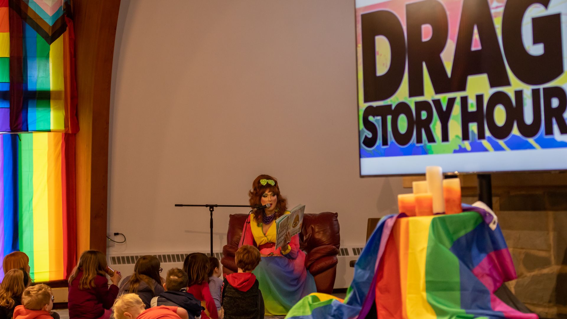 A Drag performer reads a children's book at The Community Church of Chesterland's Drag Queen Story Hour in Chesterland, Ohio, in 2023 after the bombing threat. 