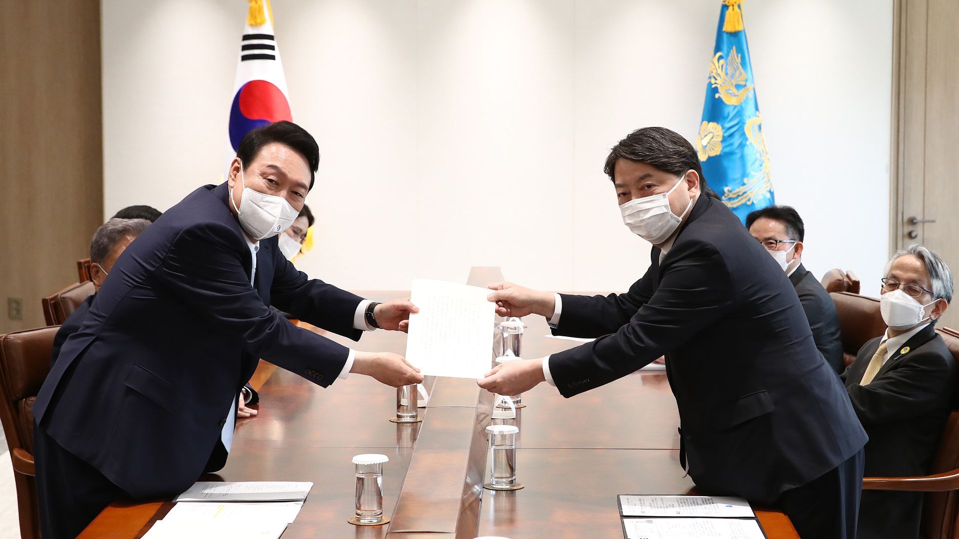 Japanese Foreign Minister Yoshimasa Hayashi (right) delivers a letter from Prime Minister Fumio Kishida to South Korean President Yoon Suk-yeol. Photo: Chung Sung-Jun/Getty Images