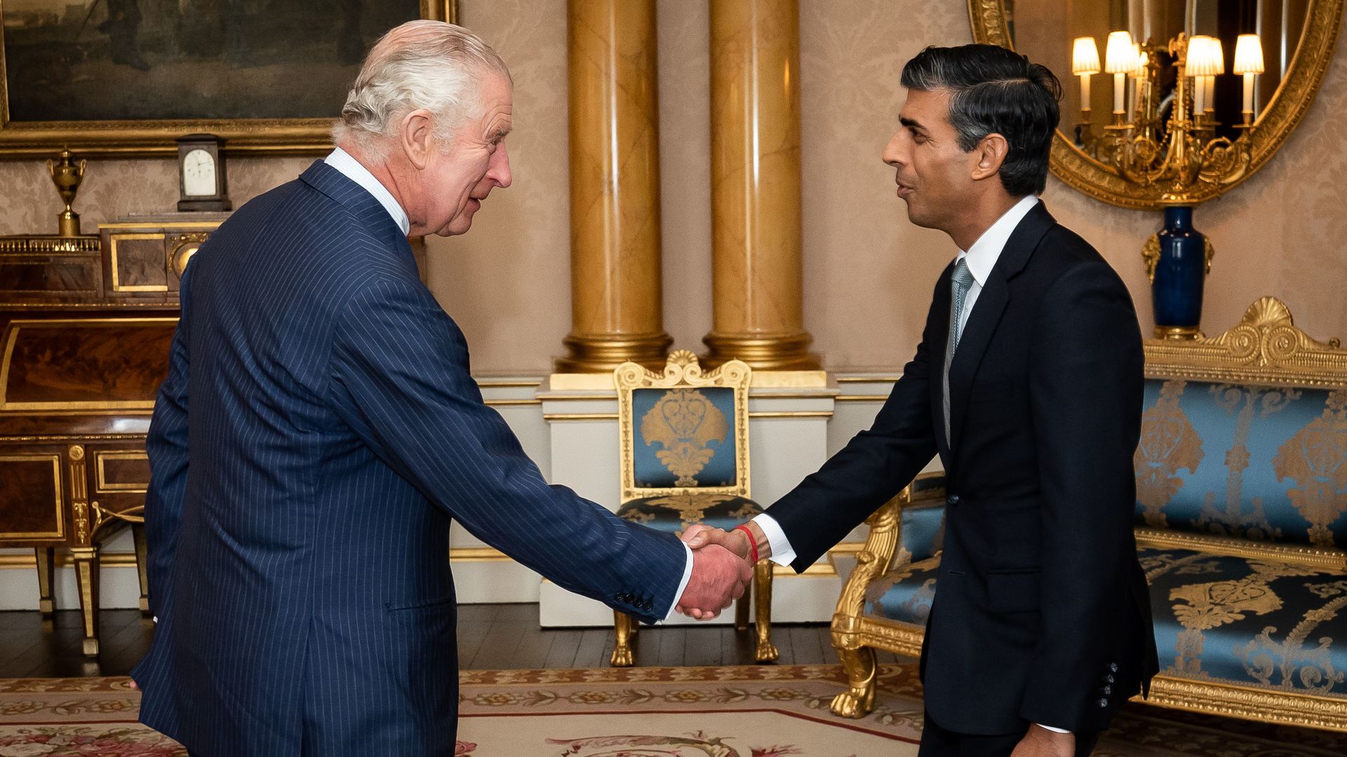 King Charles III welcomes Rishi Sunak during an audience at Buckingham Palace on Oct. 25. Photo: Aaron Chown/WPA via Getty Images