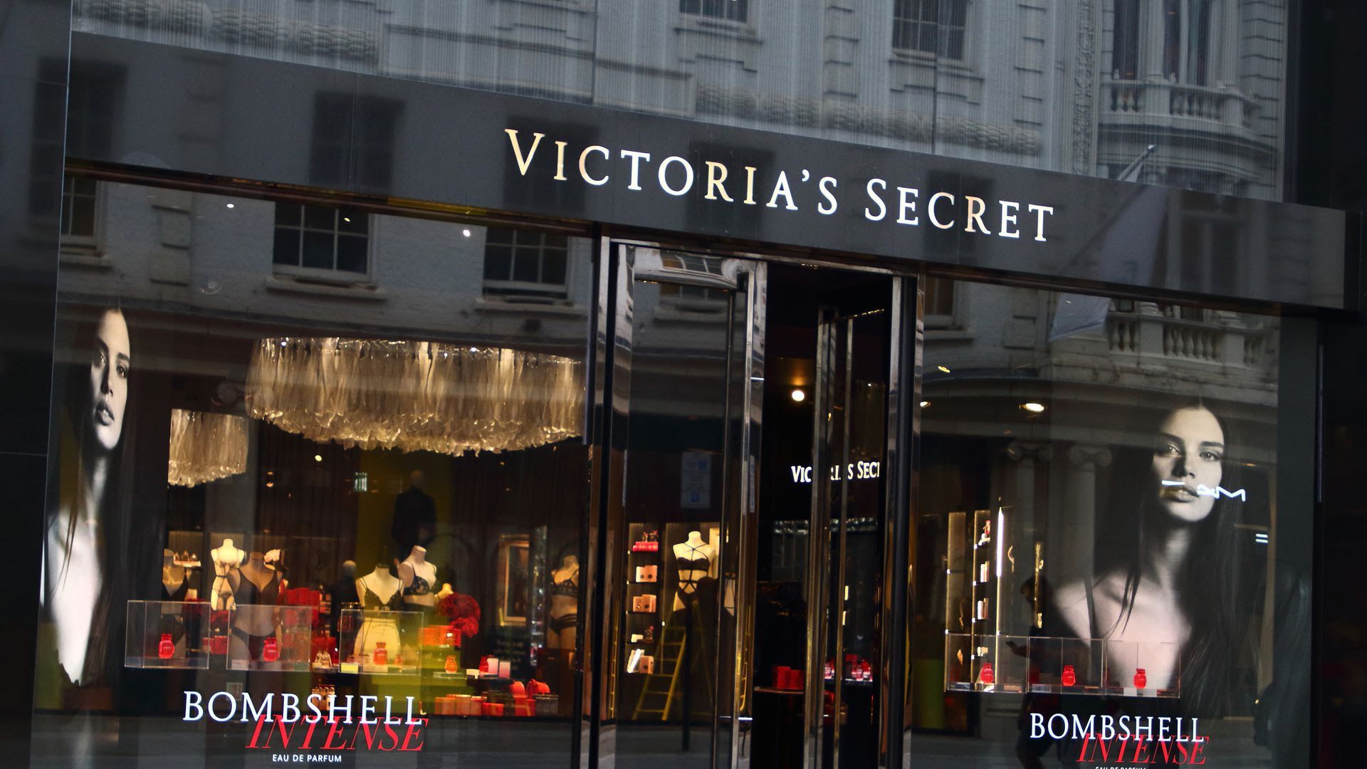 Victoria's Secret storefront.
