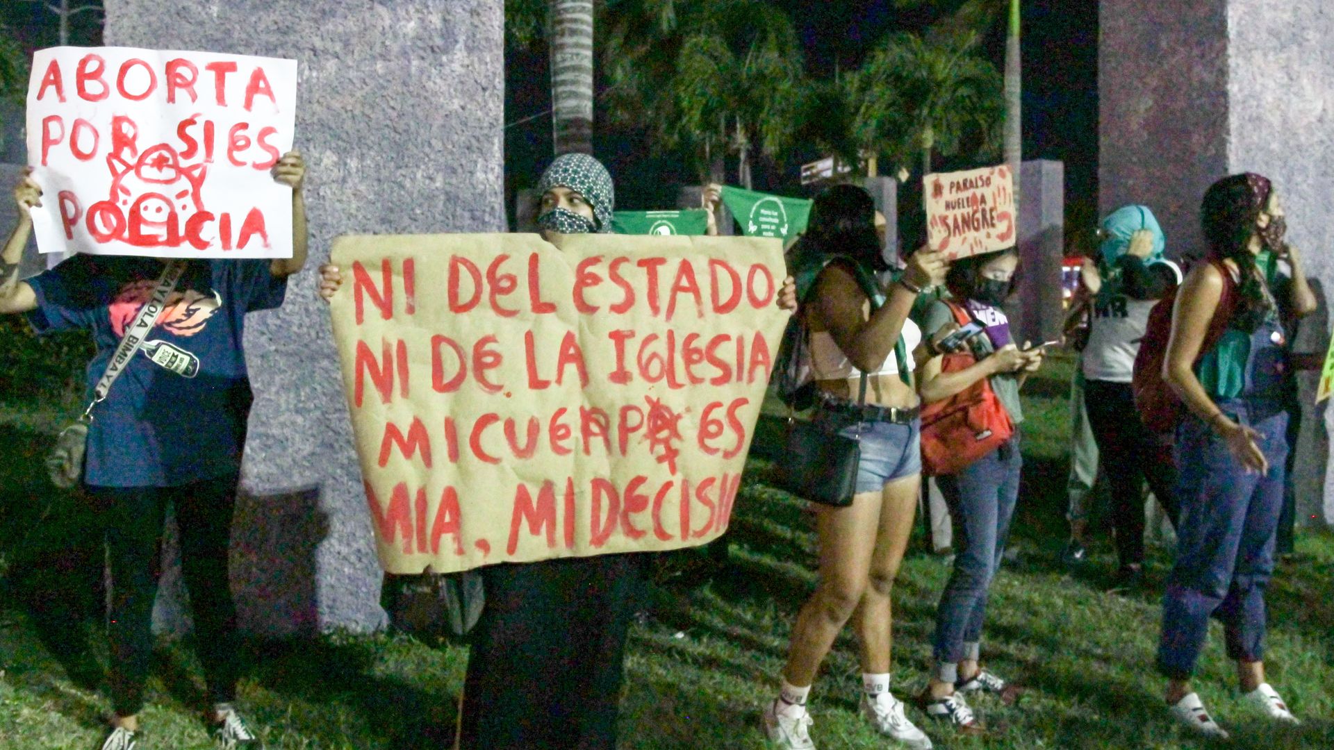 Picture of people in Mexico protesting in support of abortion