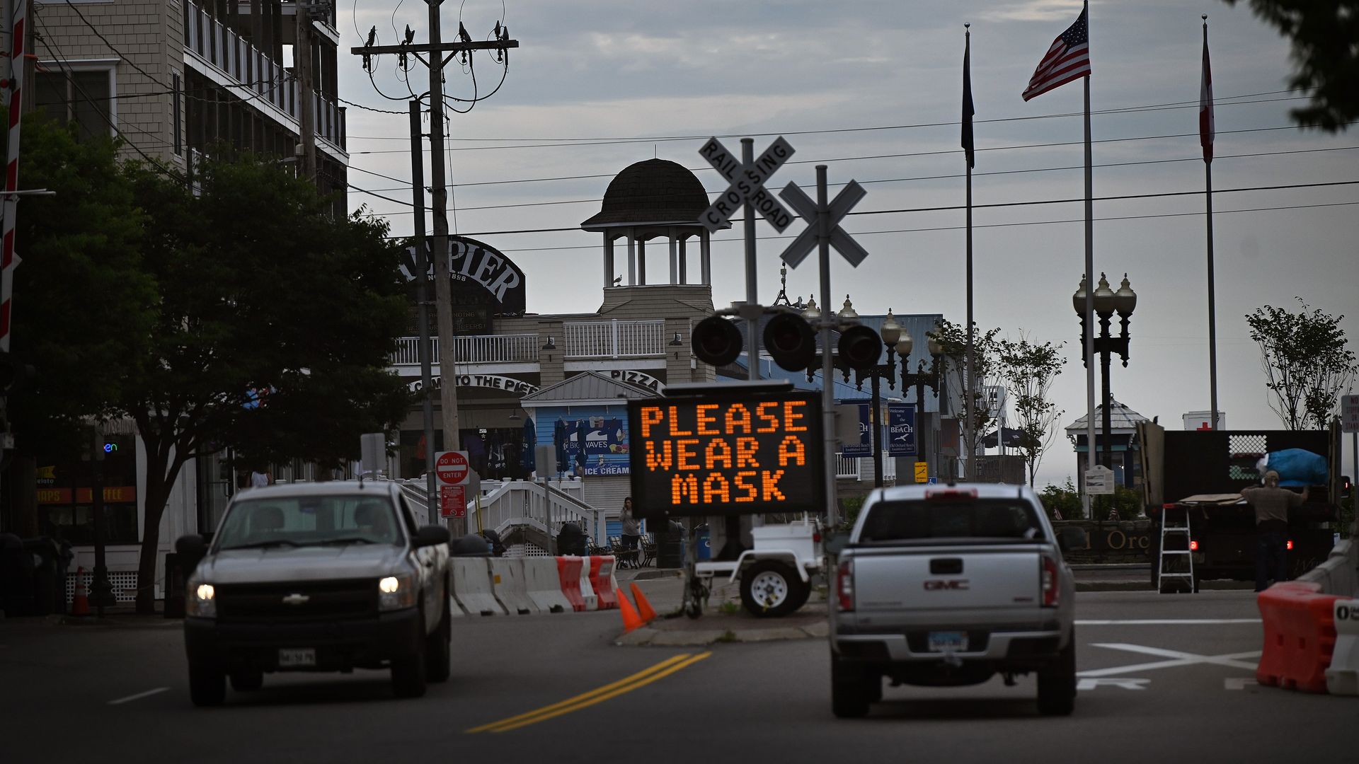 A sign saying to wear a mask.