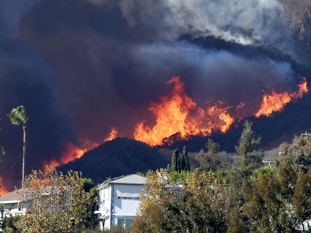 Powerful Santa Ana winds bring fire risk to San Diego - Axios San