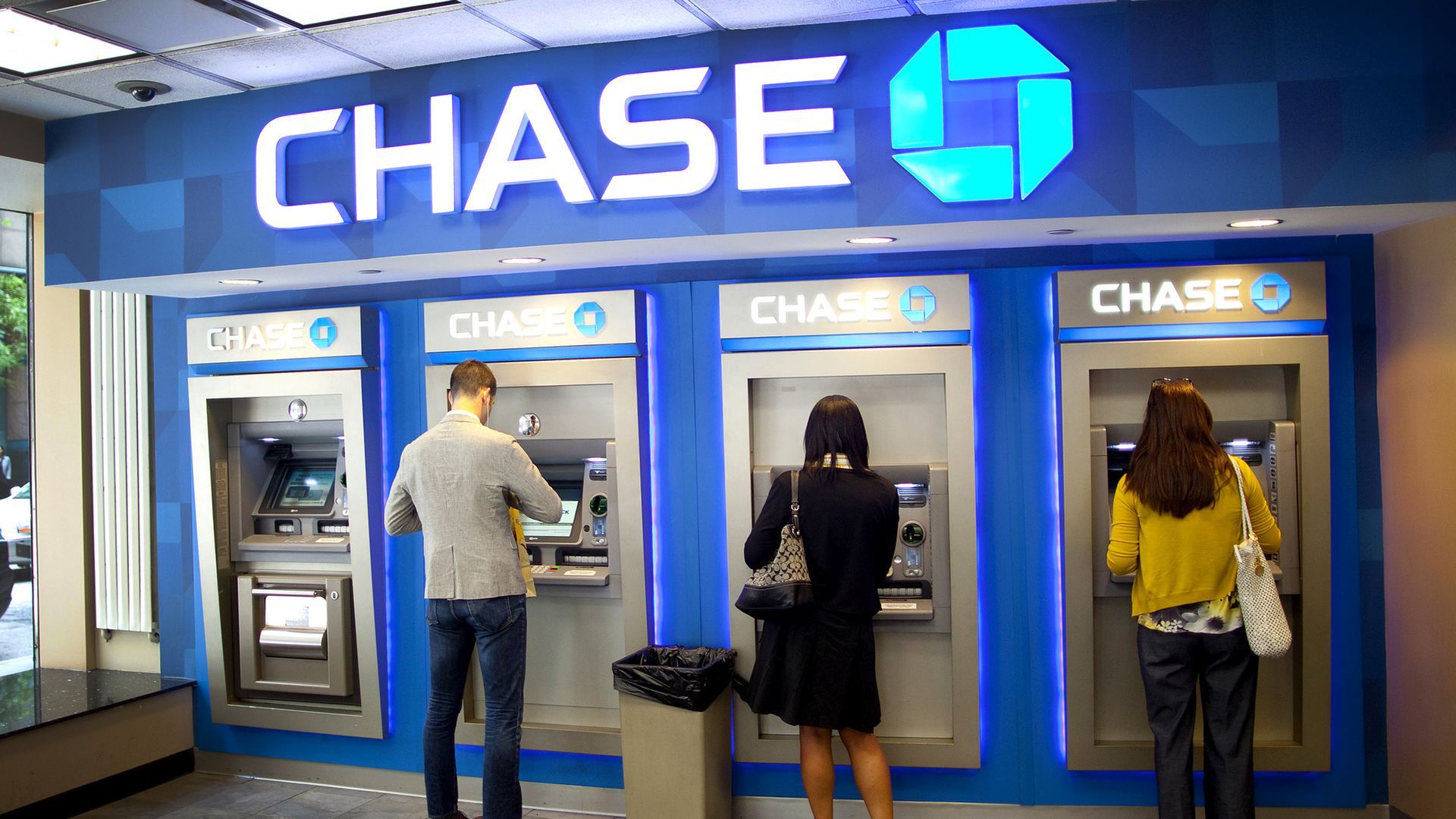 Image showing customers using Chase kiosks.