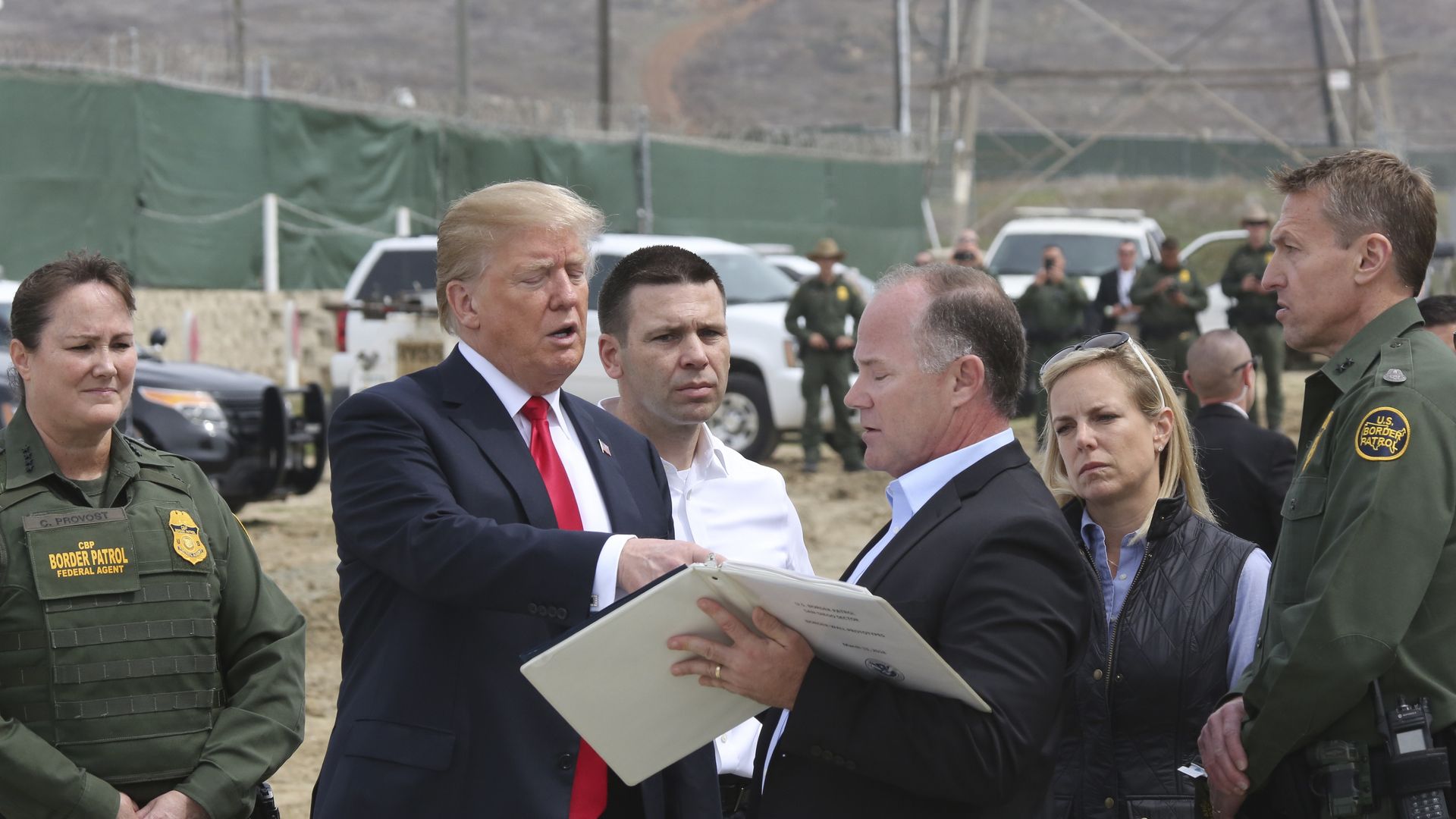 Trump with border patrol agents