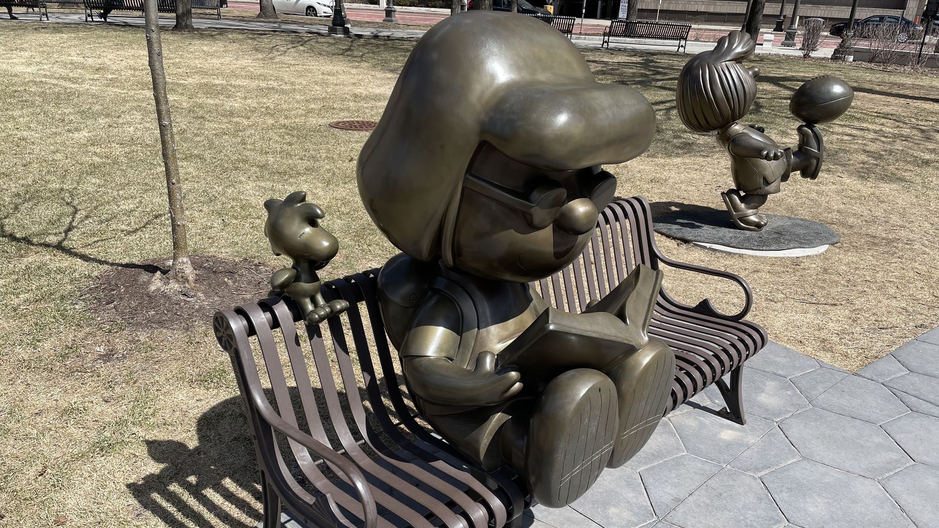 peanuts statue