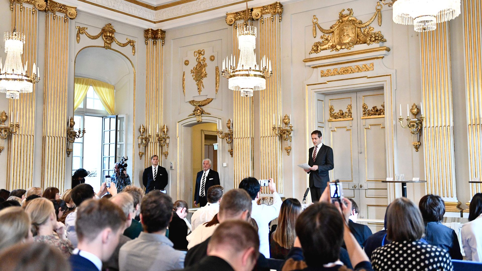The Swedish Academy announces the winners of the 2018 and 2018 Nobel Parize in literature
