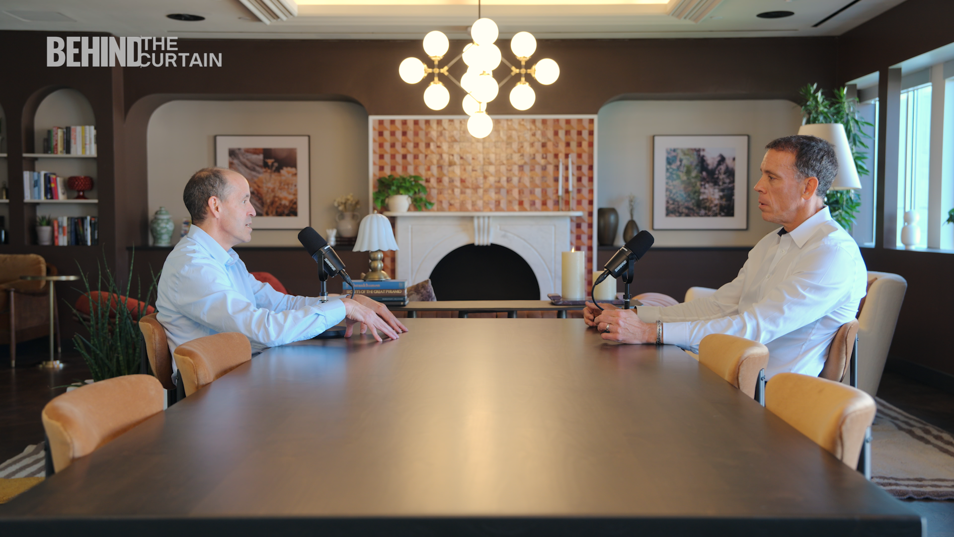 OpenAI's Chris Lehane (left) talks to Axios' Jim VandeHei in Washington yesterday. Image: Jimmy Shelton/Axios