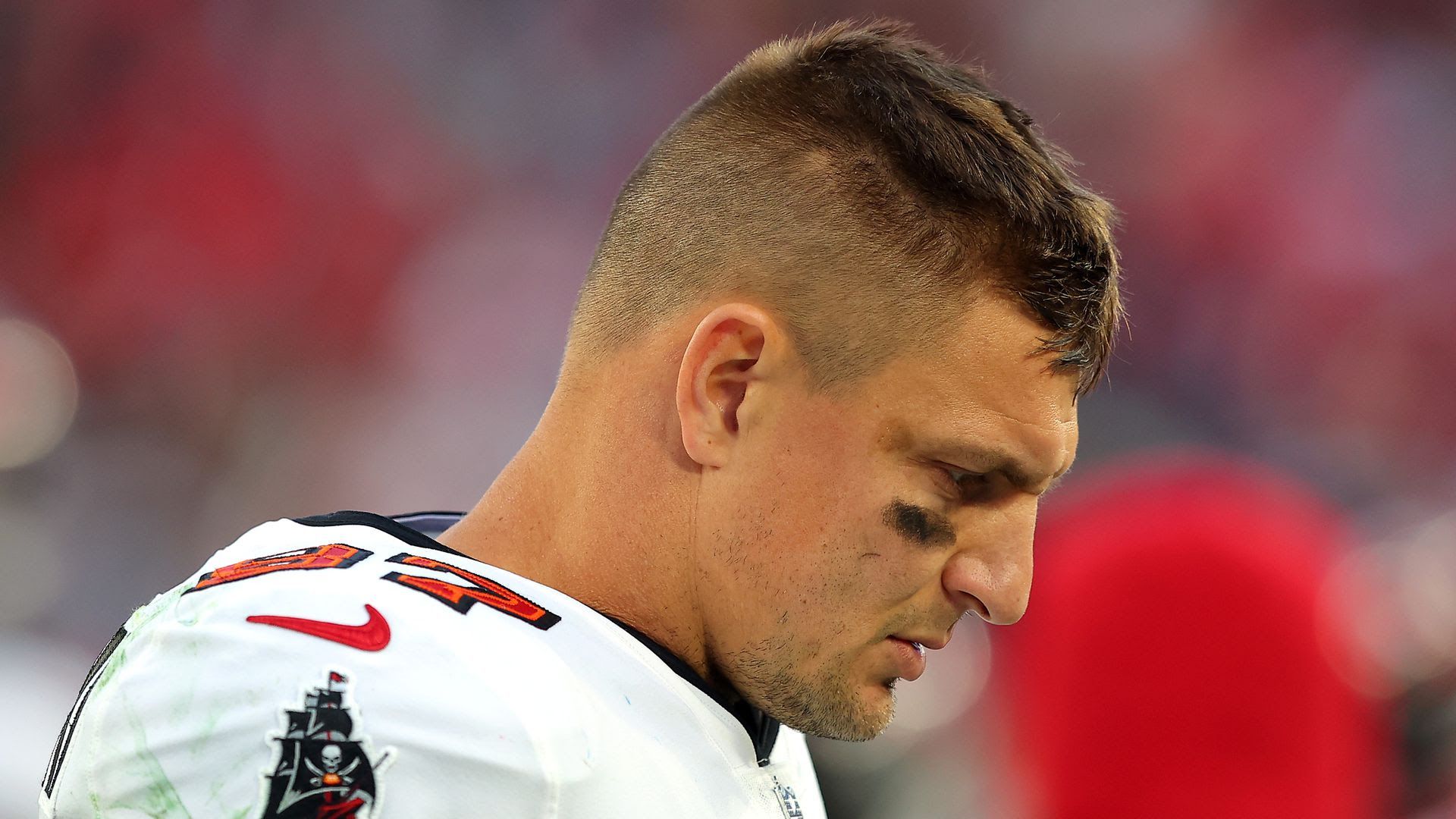 Rob Gronkowski looks down in the fourth quarter of the NFC Divisional Playoff game last Sunday.