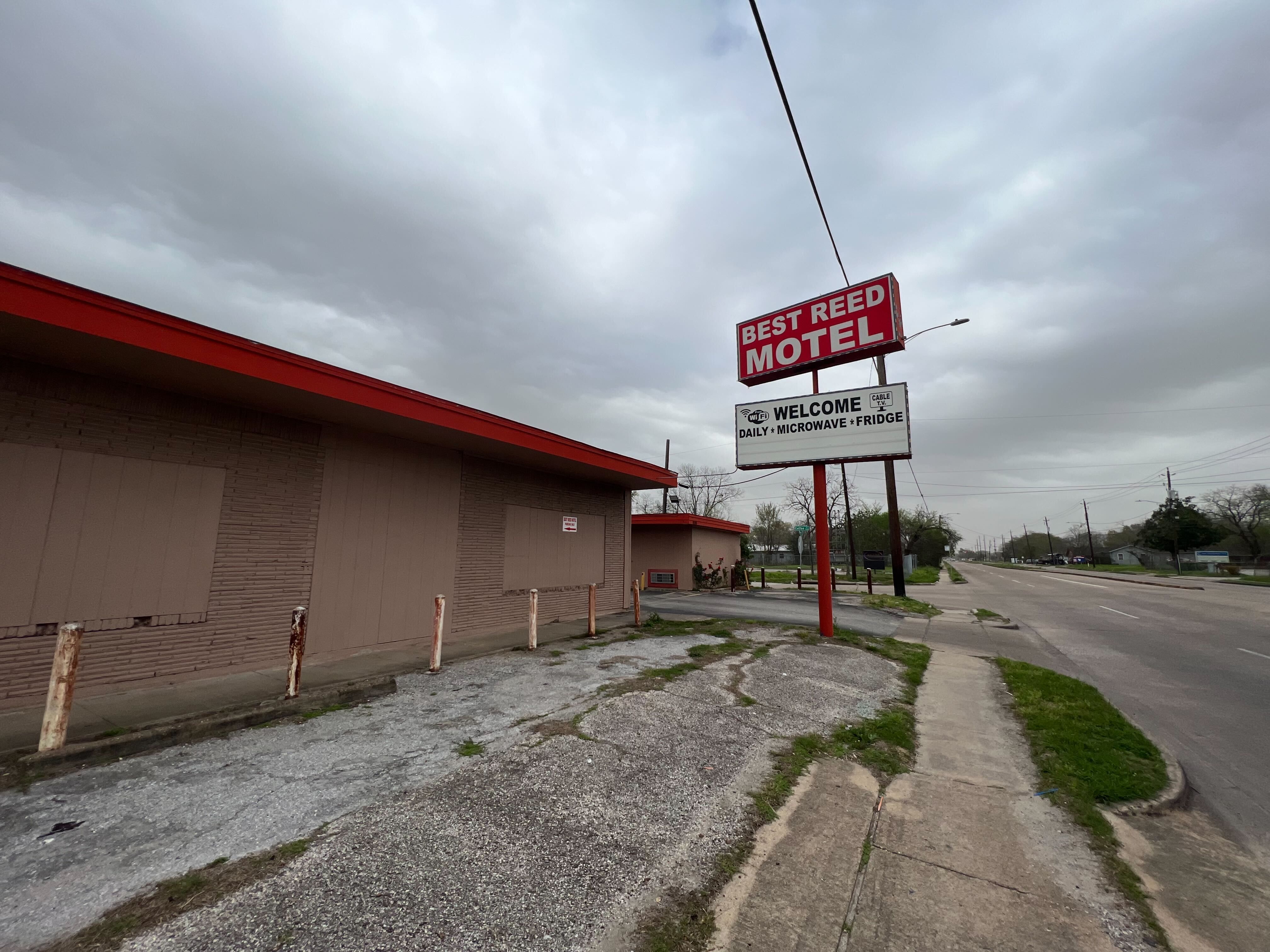 Photo of a motel with a sign saying "Best Reed Motel"