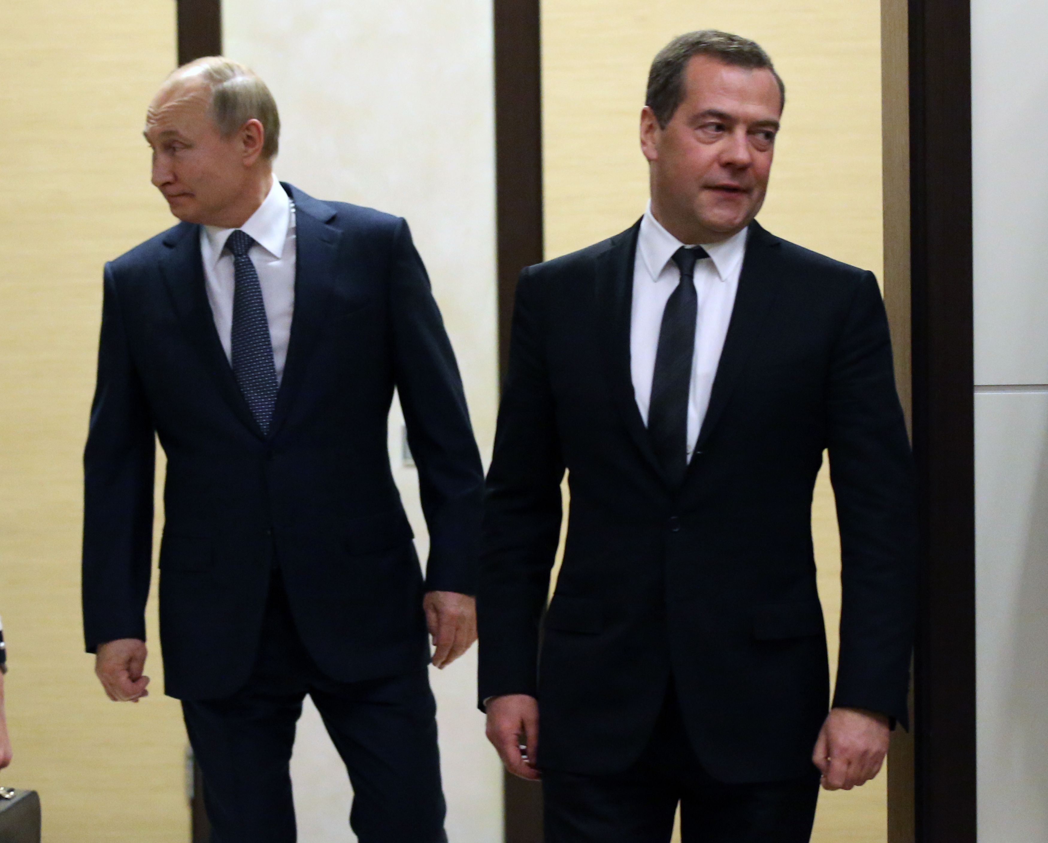 Фото Путина и Медведева в полный рост