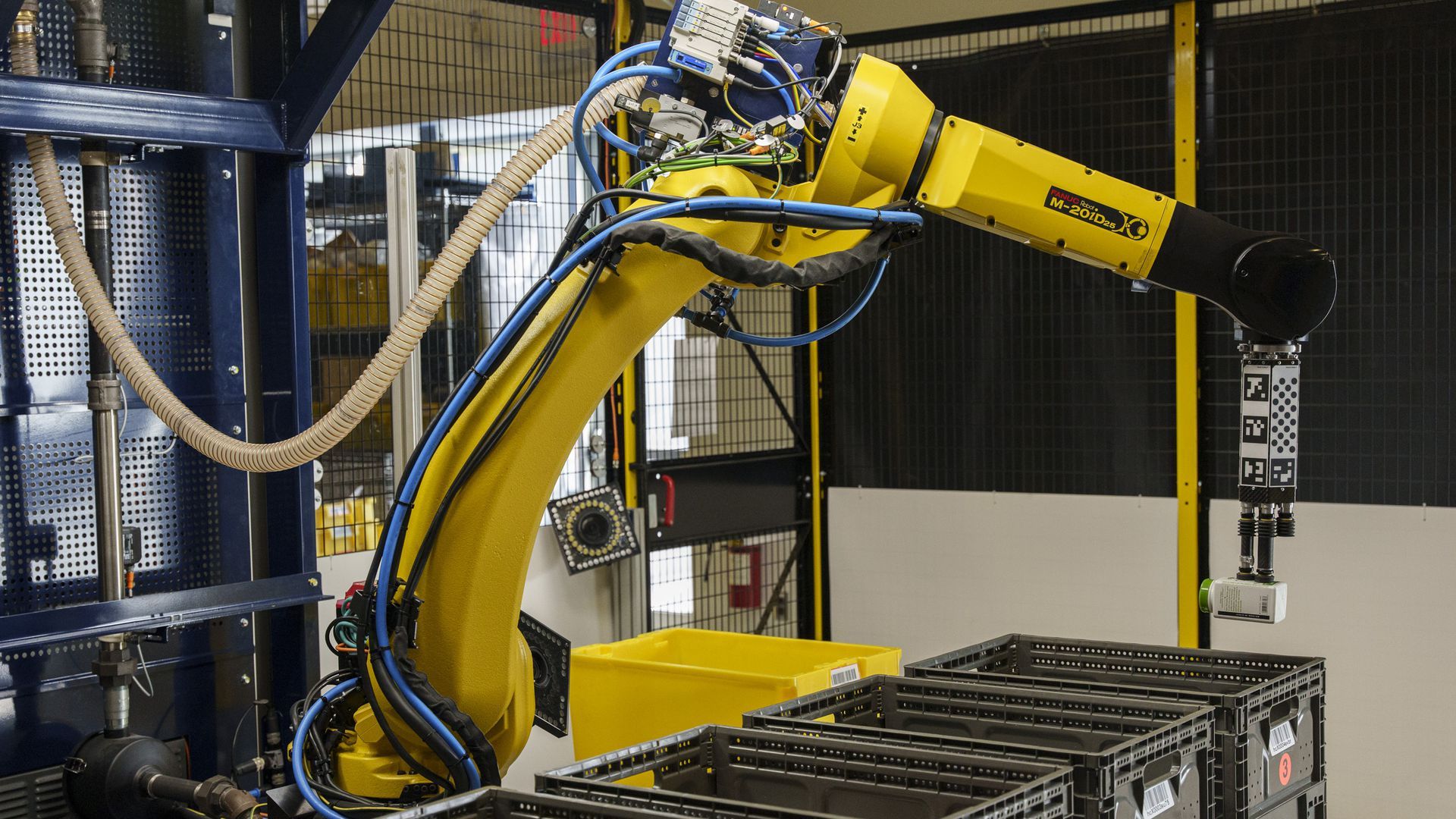 Grande camuflaje Dirección Amazon can't get enough human workers — so here come the robots