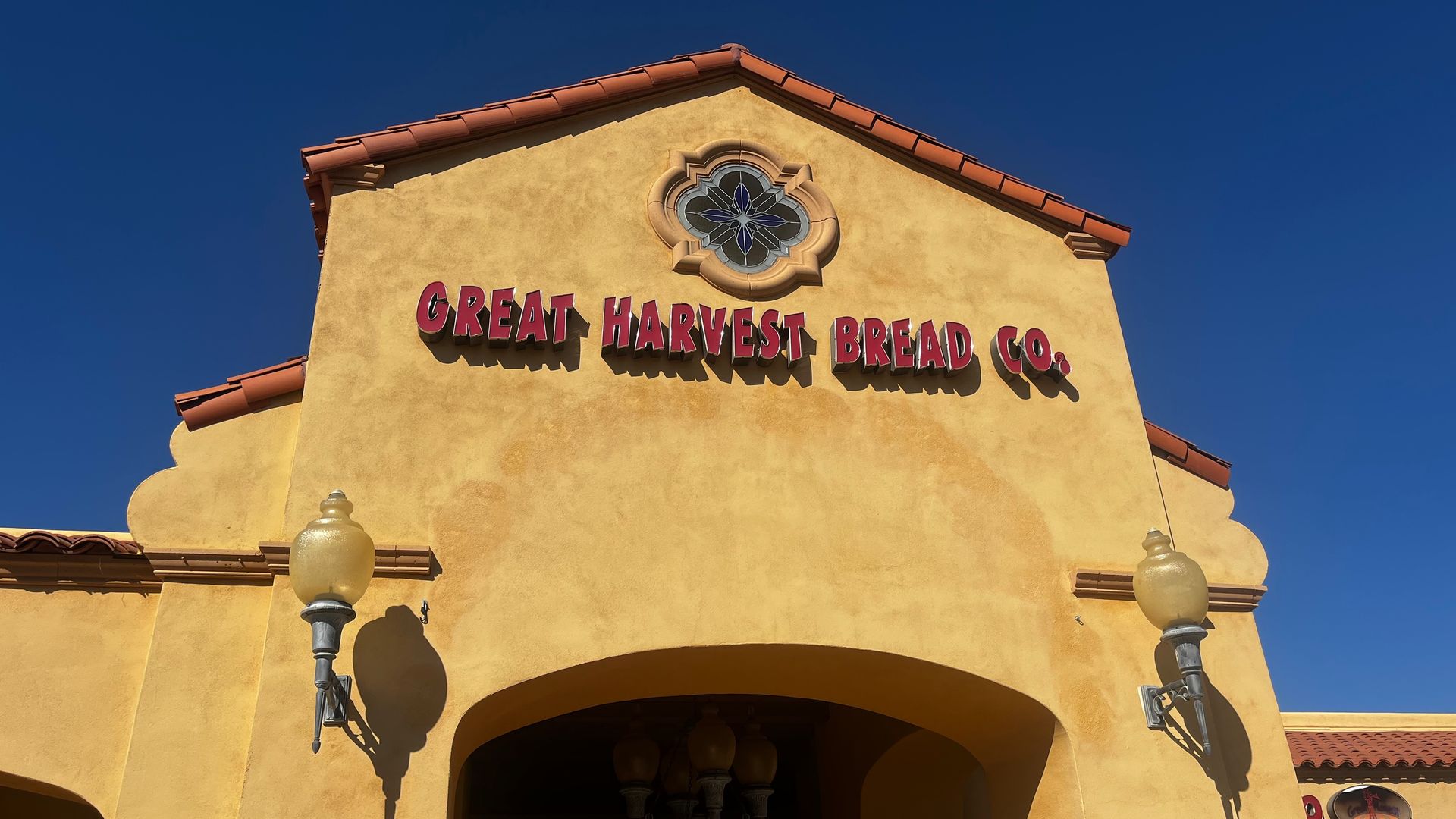 A building that says, "Great Harvest Bread Co."