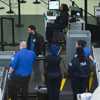 Trump to sidestep Congress, pay TSA workers