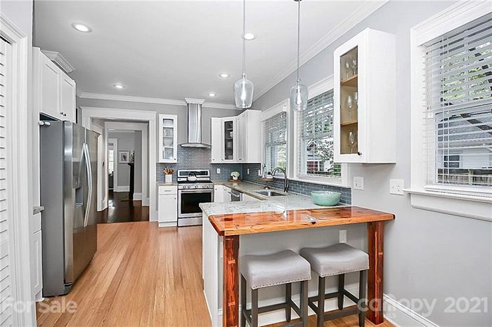 1609 Belvedere Ave kitchen