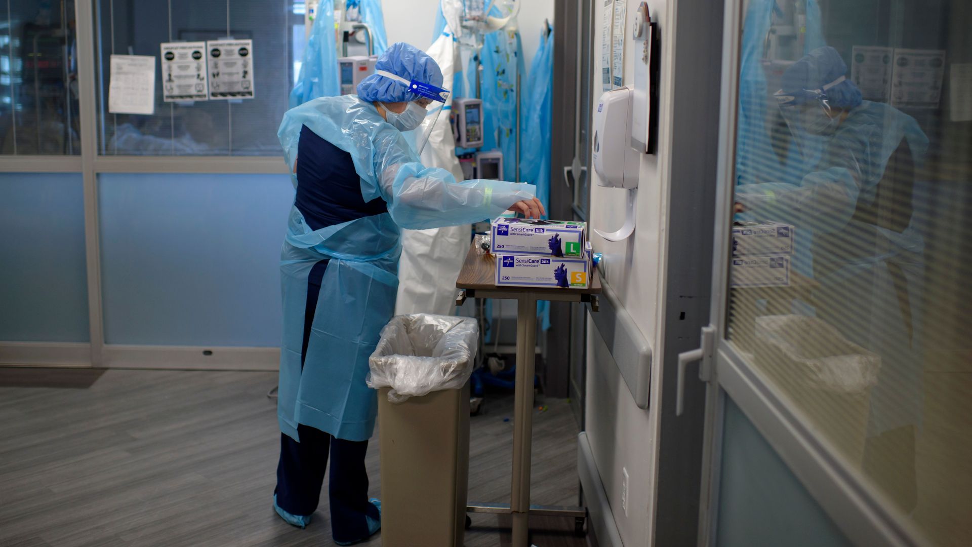 Health care worker in an ICU