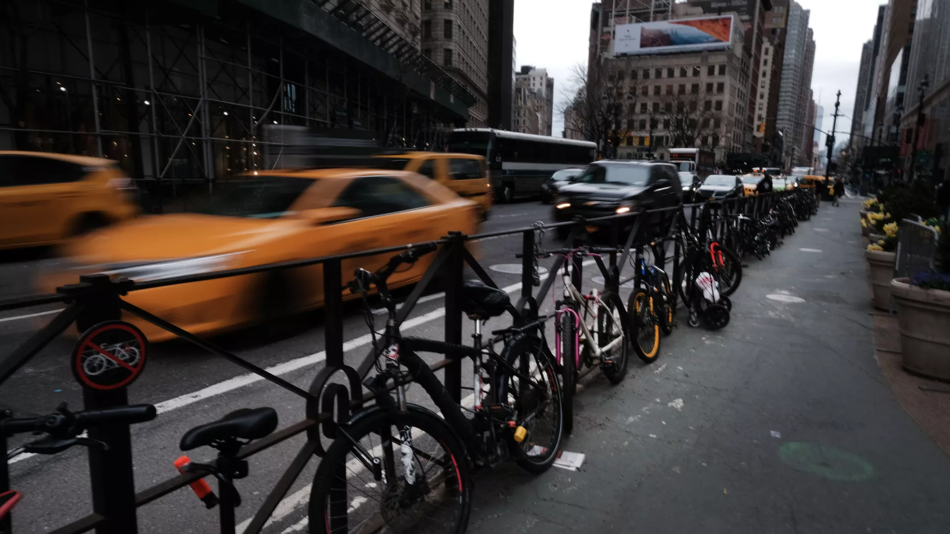 Morning commute on a busy Manhattan street. Photo: Spencer Platt/Getty Images.
