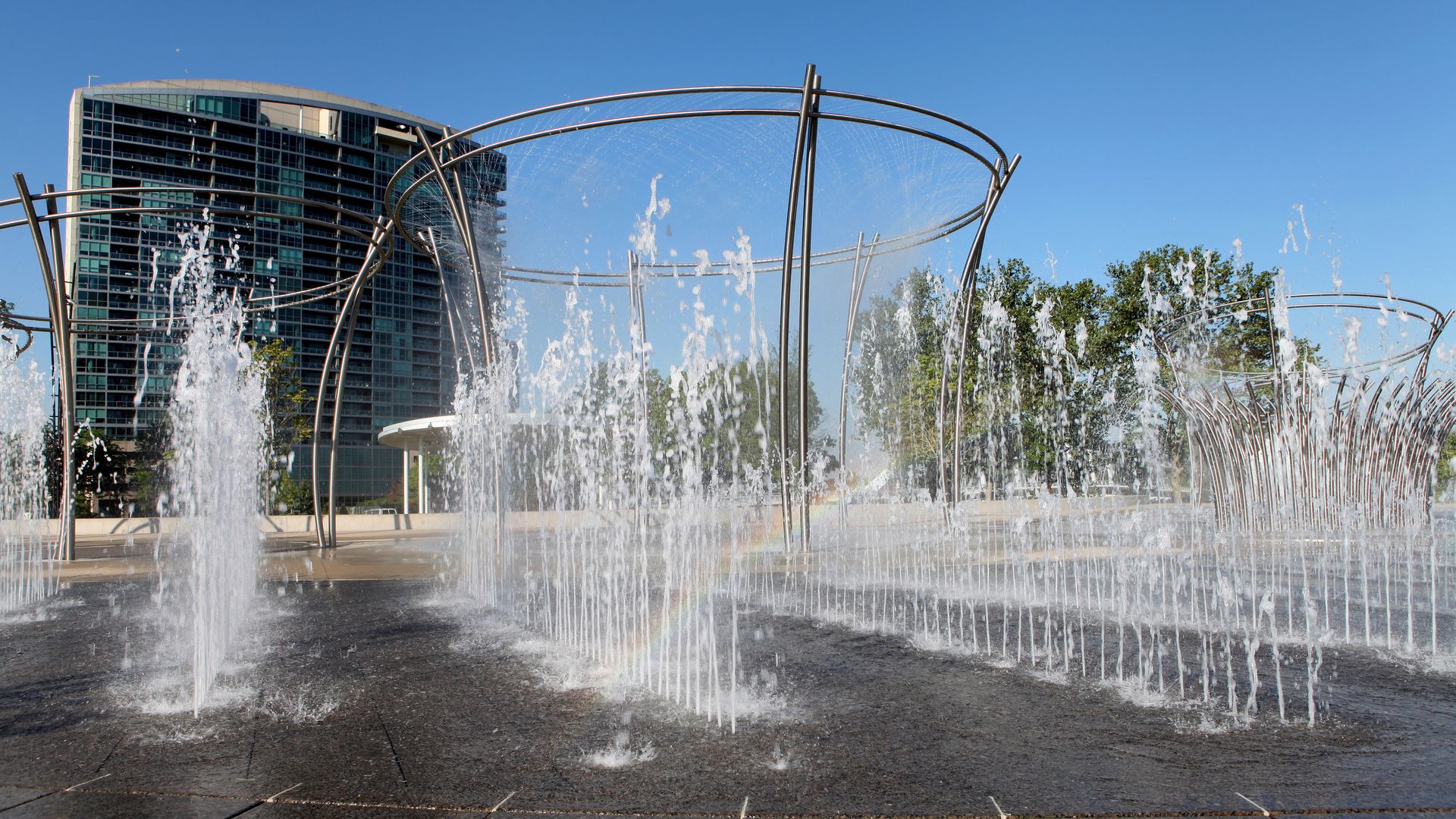 The former Scioto Mile Fountain, with water sprayed in the air. 