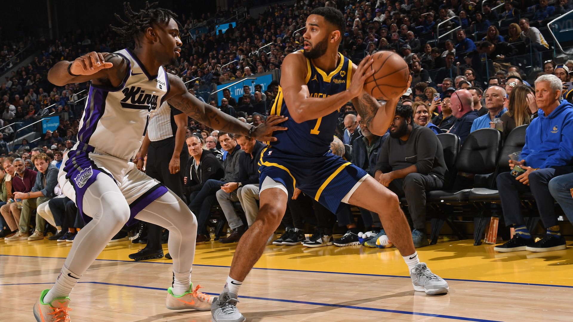 Cory Joseph (No. 1) of the Golden State Warriors looks to pass the ball during the game against the Sacramento Kings on January 25, 2024 at Chase Center. Photo: Noah Graham/NBAE via Getty Images