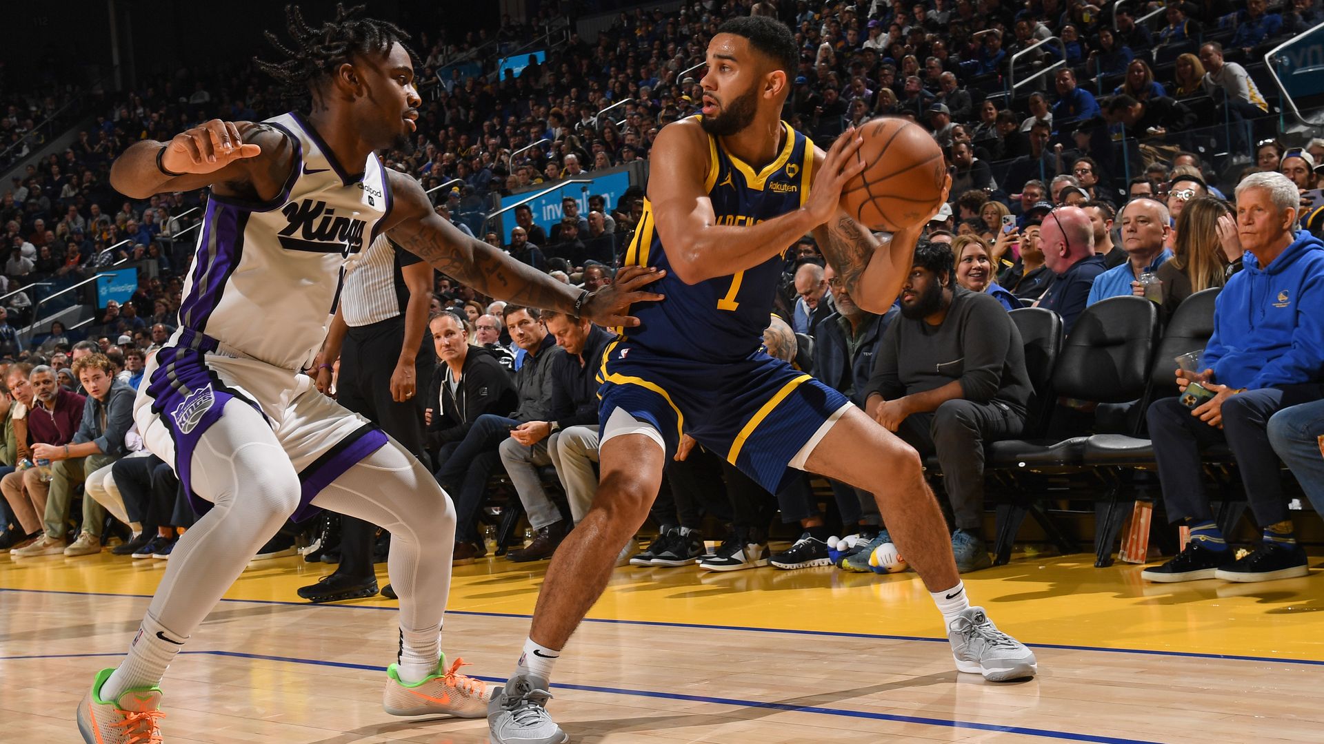 Cory Joseph (No. 1) of the Golden State Warriors looks to pass the ball during the game against the Sacramento Kings on January 25, 2024 at Chase Center. Photo: Noah Graham/NBAE via Getty Images
