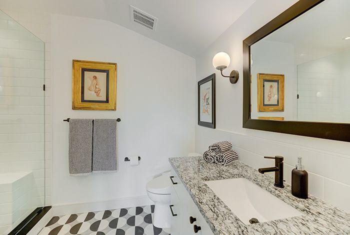 2020-Finalist-Mid-Century-Modern-bathroom