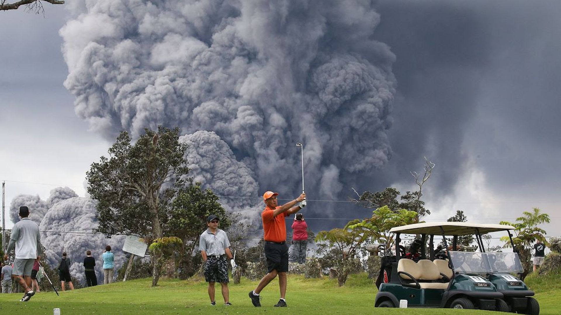 Ash clouds, lava from Hawaii volcano eruption trigger "red alert"