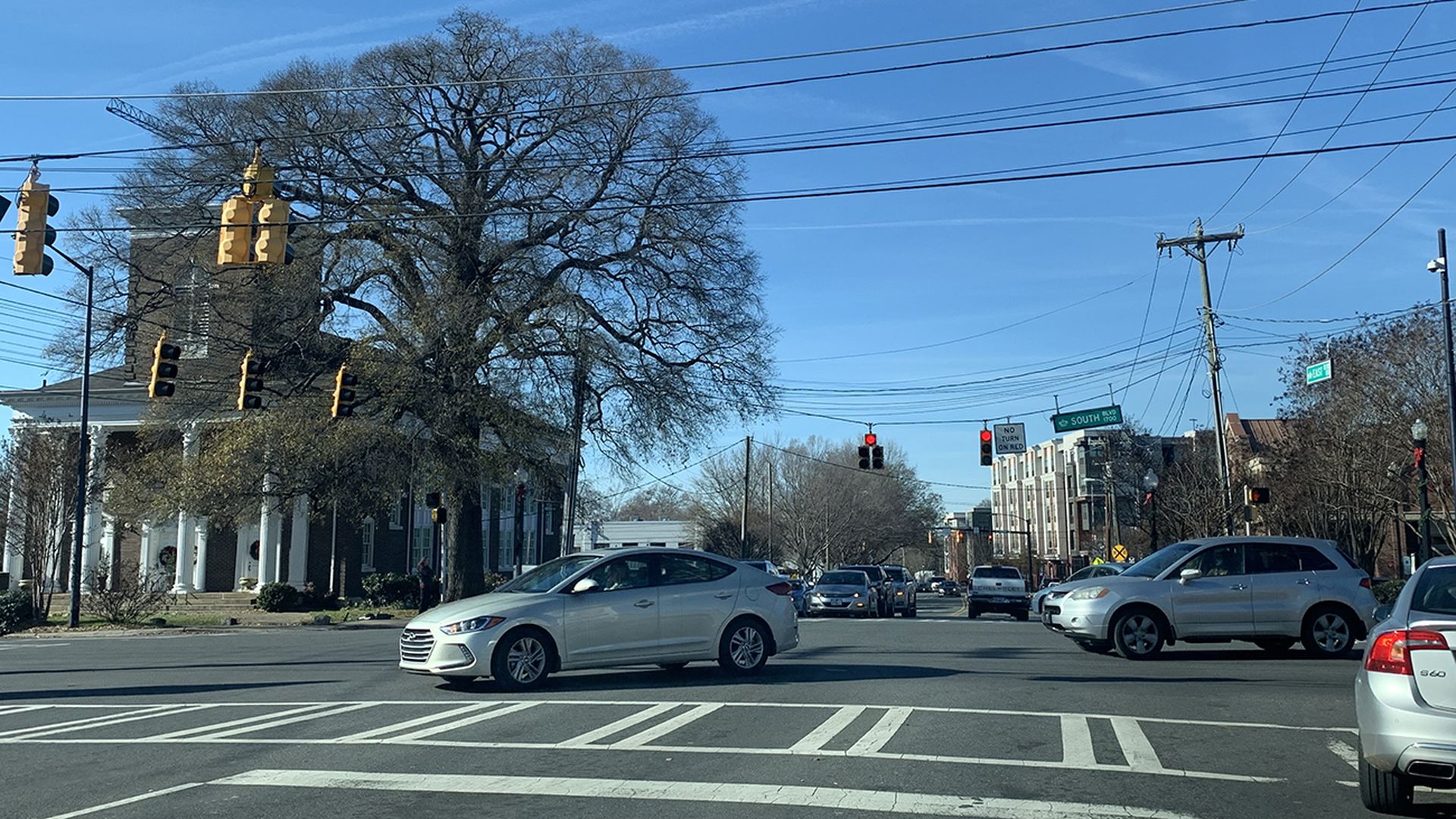 red lights south end intersection