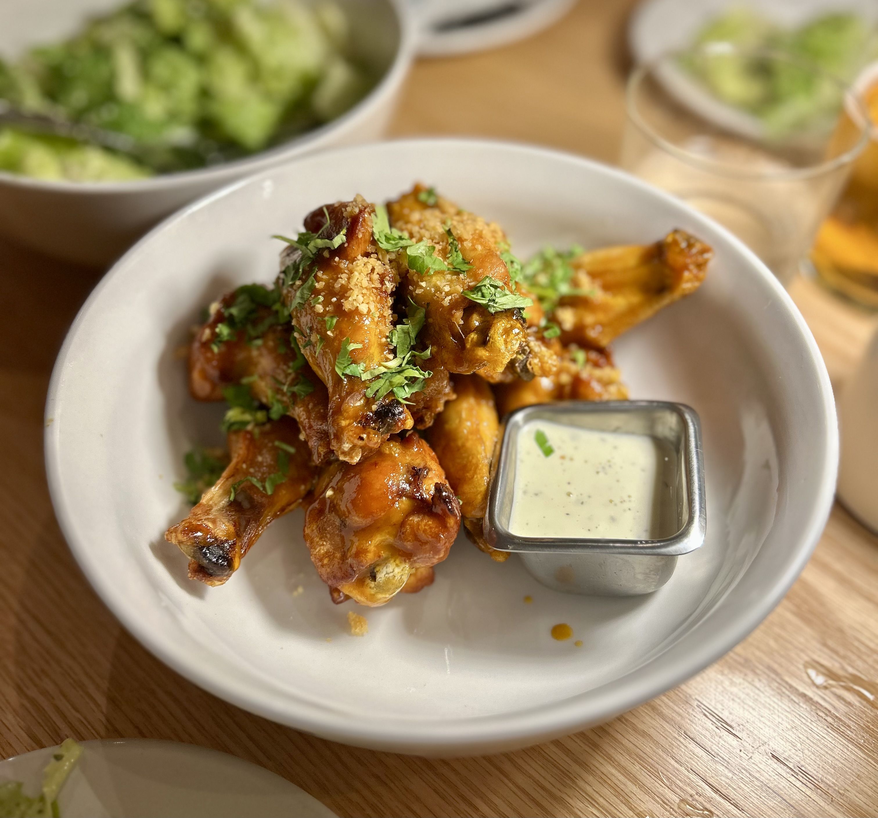 A plate of wings and sauce.