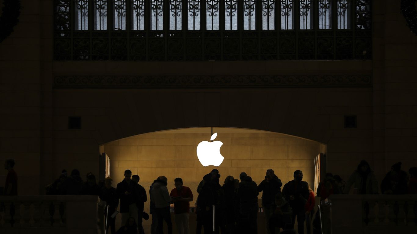 Apple workers at Grand Central Terminal store move to form union United