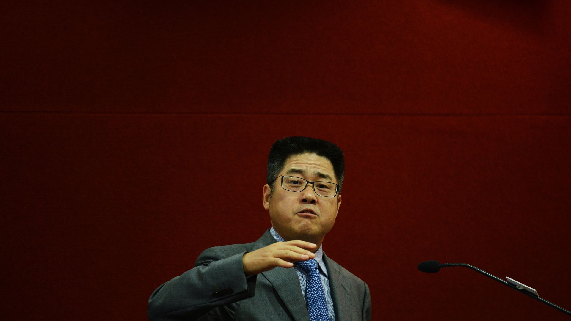 Photo of Le Yucheng speaking and gesturing