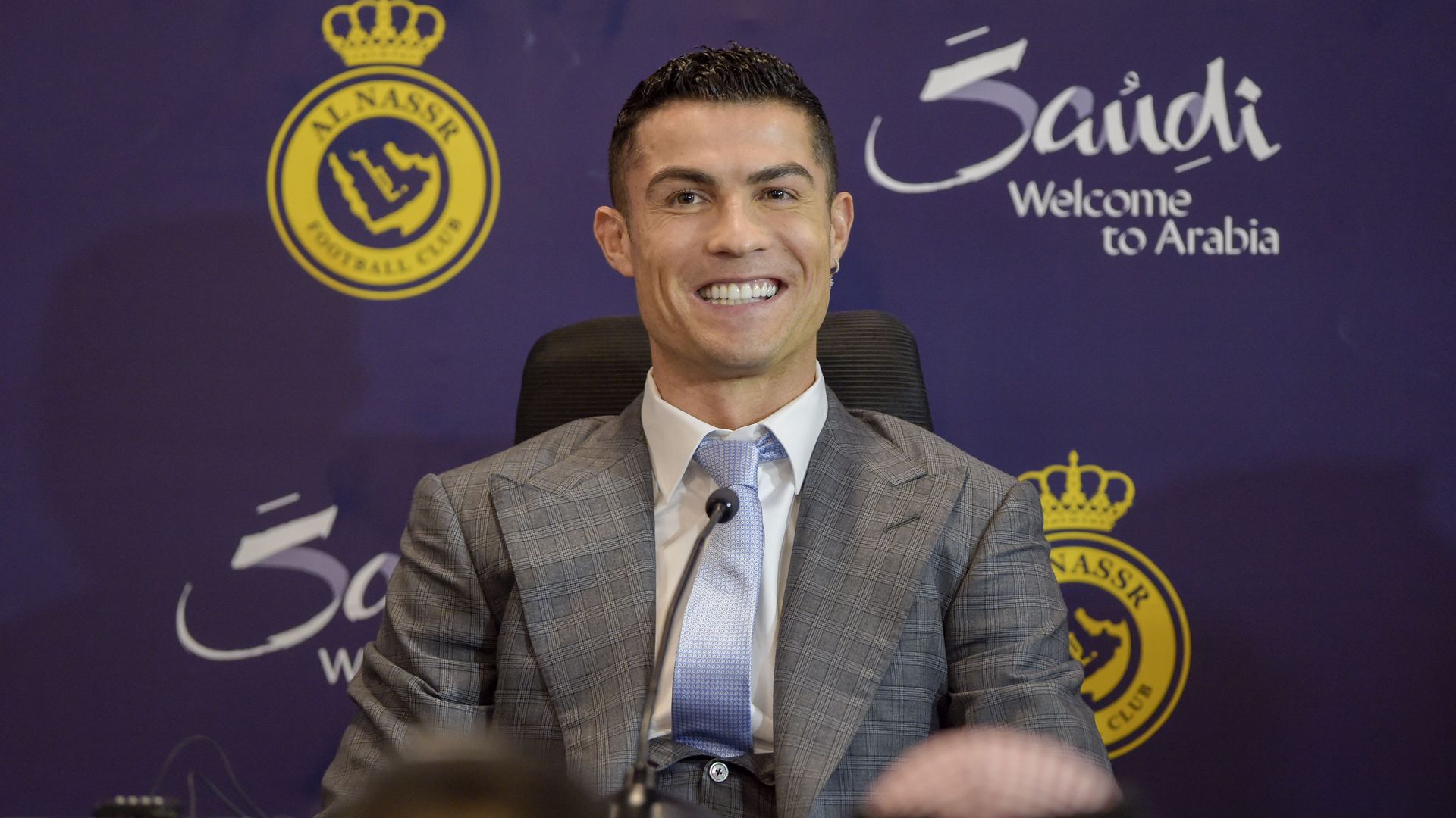 Cristiano Ronaldo signs with Saudi Arabian club Al Nassr, becomes