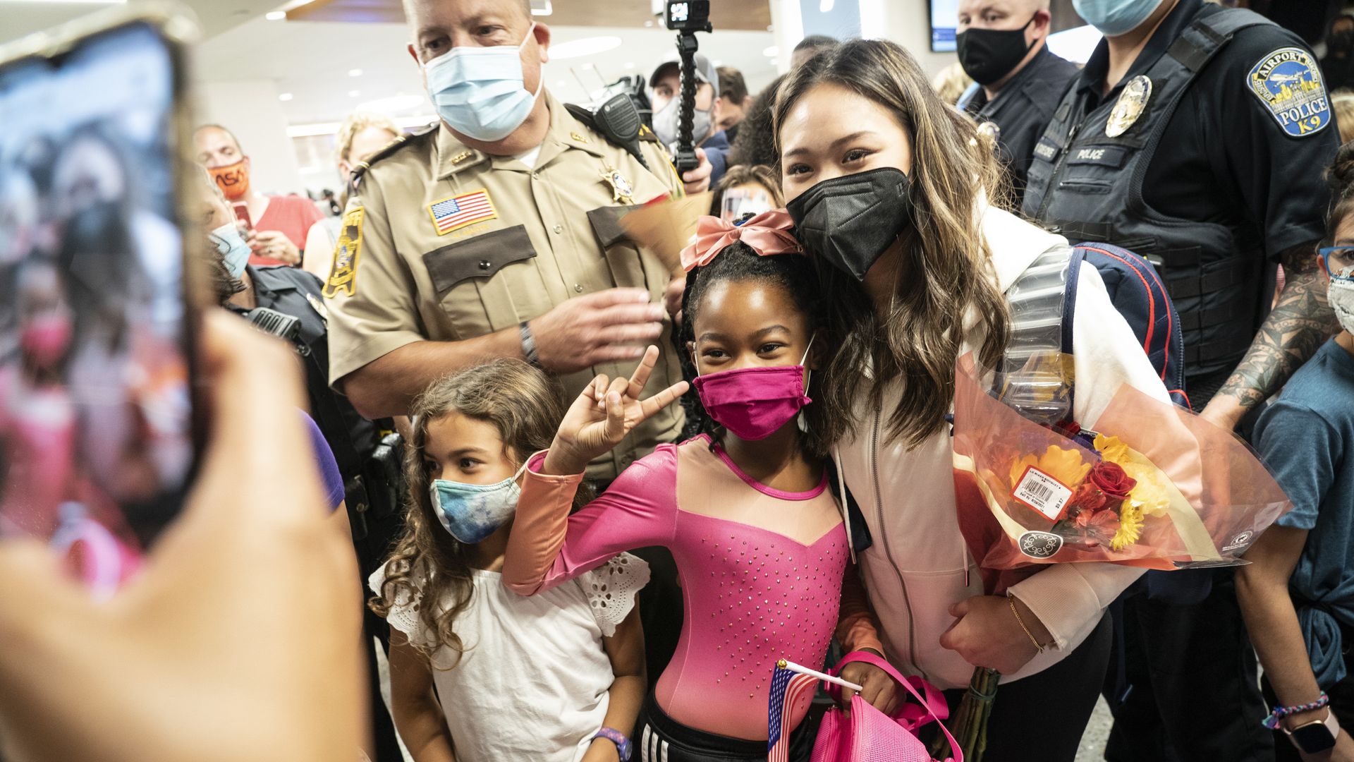 Gymnastics gold medalist Suni Lee took a photo with a little girl.