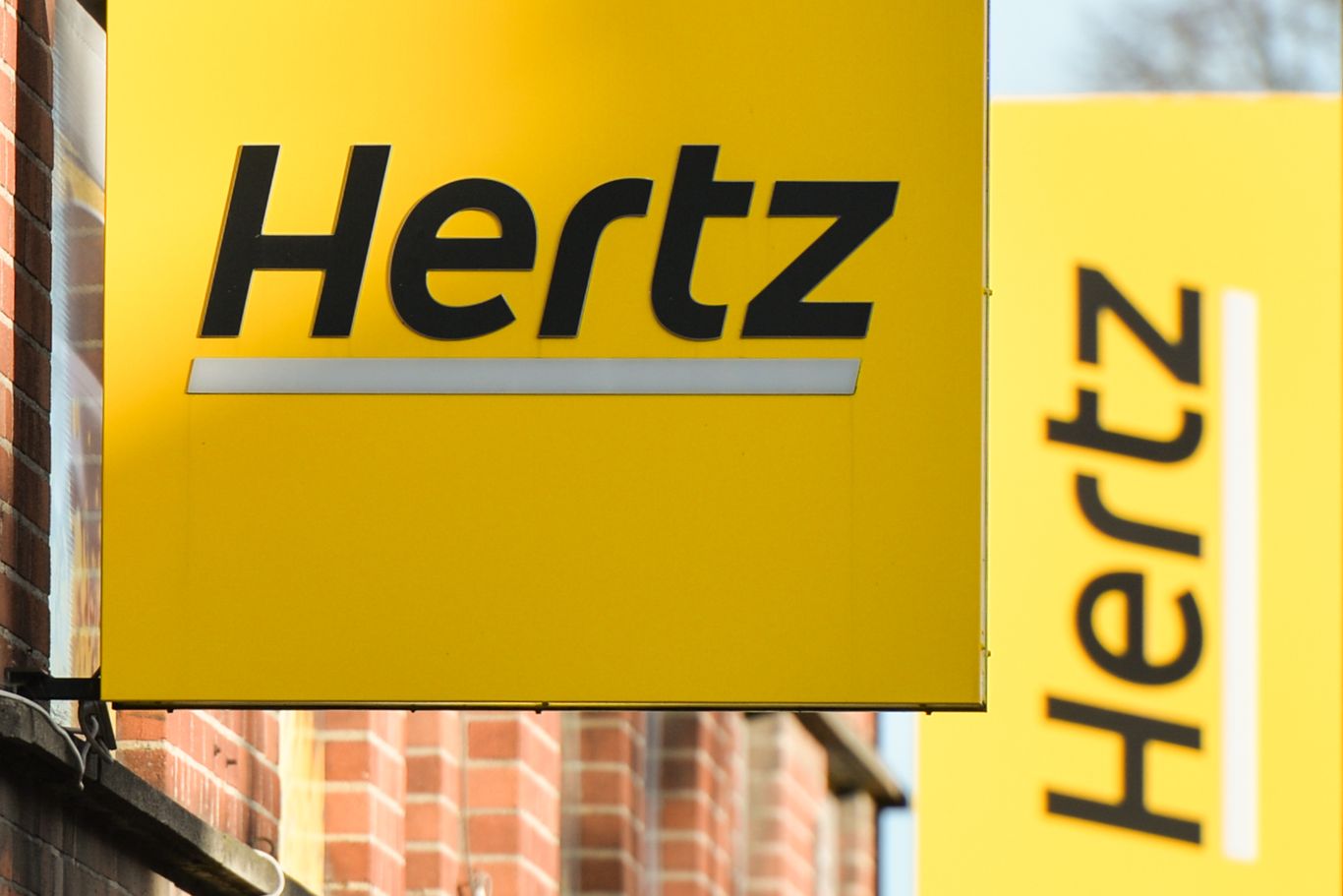 axios.com - Jacob Knutson - Hertz to buy 100,000 electric vehicles from Tesla