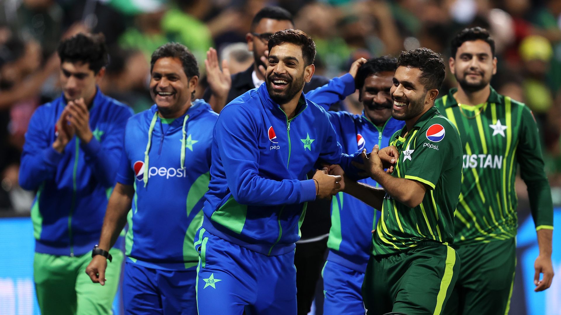 SYDNEY, AUSTRALIA - NOVEMBER 09: The Pakistan team thank the crowd as they celebrate victory during the ICC Men's T20 World Cup Semi Final match between New Zealand and Pakistan at Sydney Cricket Ground on November 09, 2022 in Sydney, Australia. (Photo by Mark Kolbe/Getty Images)