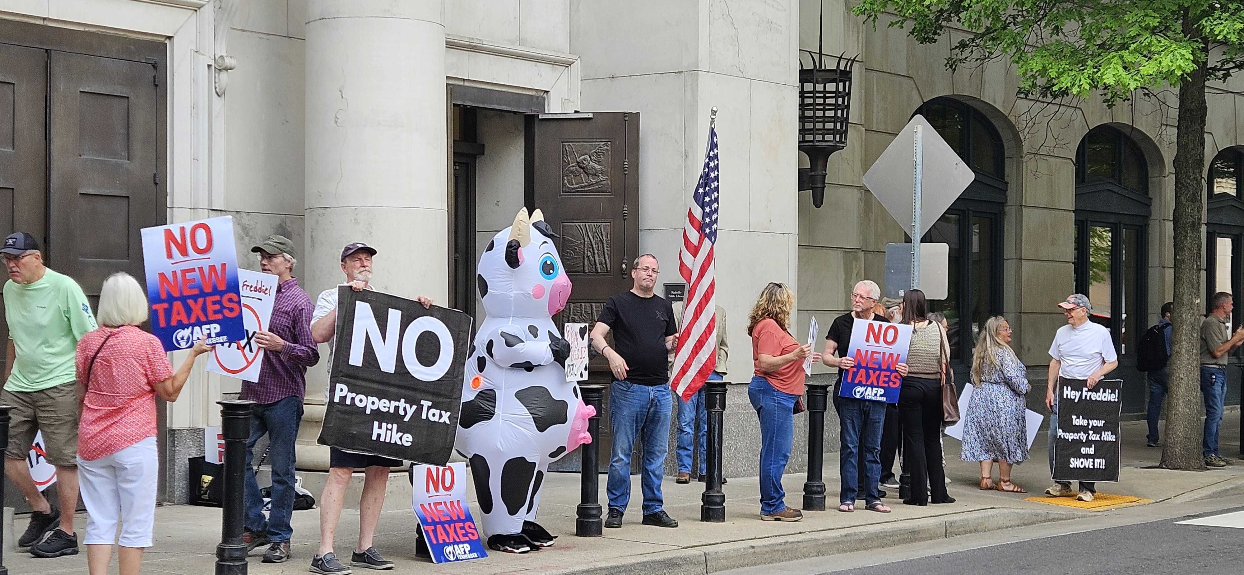 Protestors lined up in front of the downtown library prior to Mayor O'Connell's speech.
