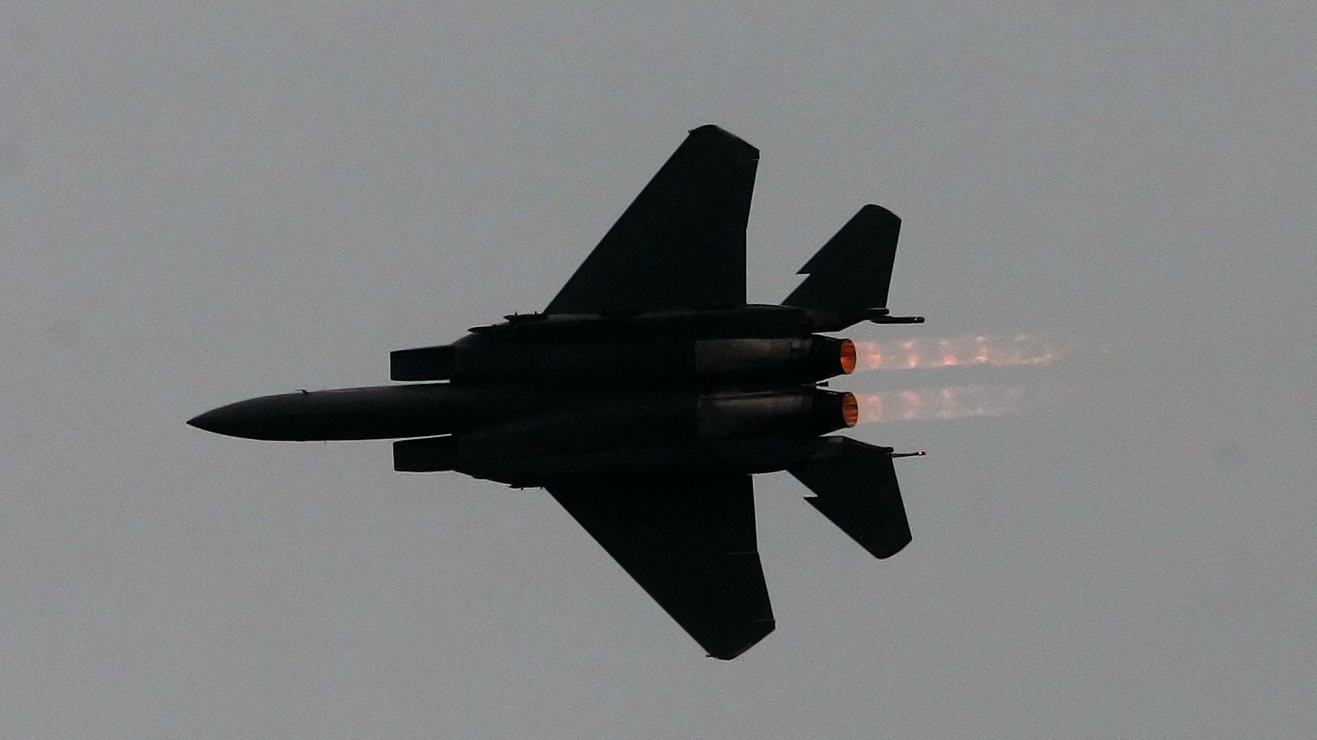A F-15E Strike Eagle makes a pass during The Great State of Maine Airshow, Saturday, Sept. 15, 2007, at Brunswick Naval Air Station.